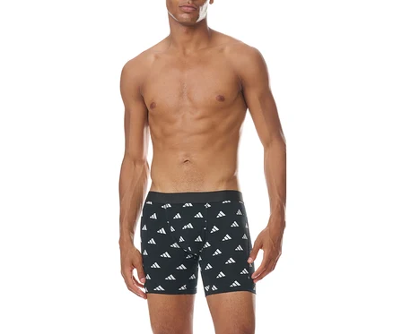 Egy félmeztelen férfi áll szemből, fekete boxeralsót visel ismétlődő fehér Adidas logó mintával.