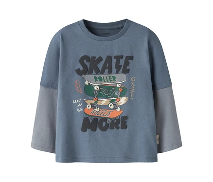 Kékes-szürke hosszú ujjú póló világosabb szürke réteges ujjakkal, három egymásra rakott gördeszka és a „SKATE” és „MORE” szavak grafikus mintájával.
