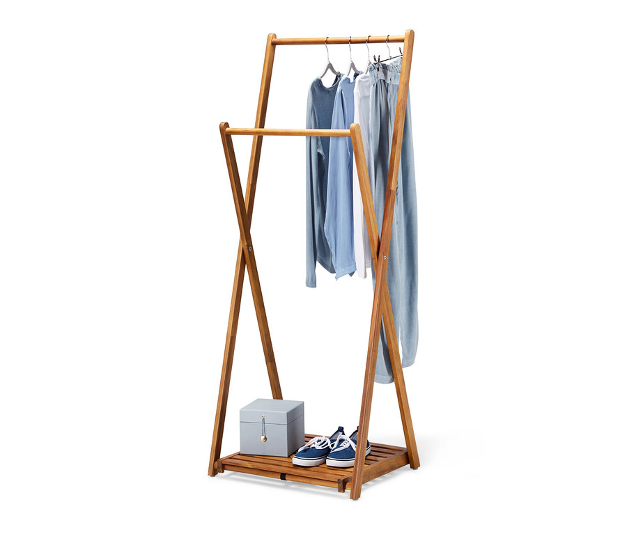 Fa ruhaállvány ruhákkal, cipőkkel és egy dobozzal.