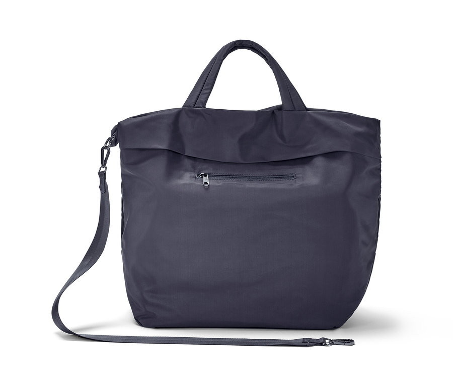 Egy fekete sporttáska fogantyúkkal és vállpánttal.