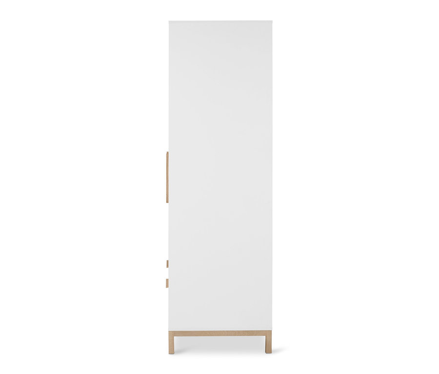 Egy fehér »Eklund« ruhásszekrény fiókokkal.