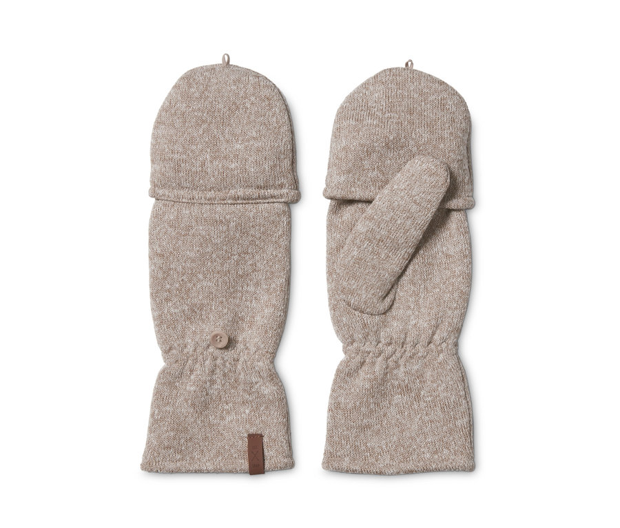 Két bézs színű női lehajtható kötött polárkesztyű fekszik egymás mellett fehér háttéren.