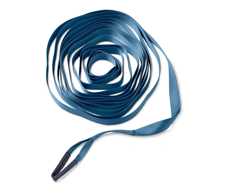 Feltekert kék Slackline heveder készlet fehér háttéren.