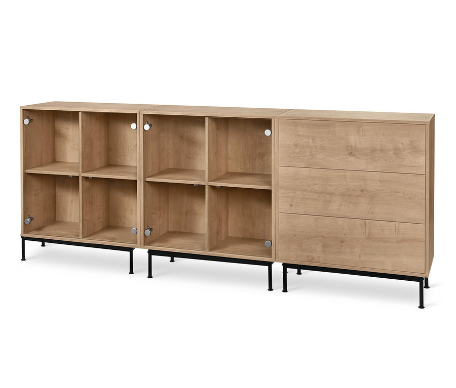 Két »Flemming« üvegajtós szekrénymodul és egy »Flemming« 3 fiókos szekrénymodul tölgy dekor kivitelben, fekete fém bútorlábon.