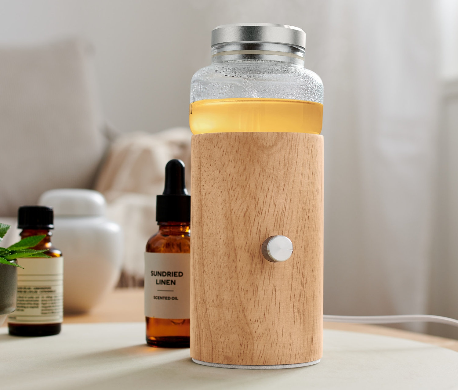 Aroma diffúzor,fa az asztalon.