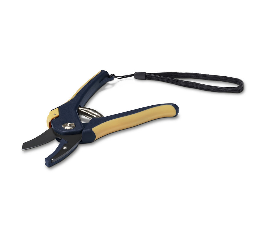 Kék kerti olló sárga fogantyúkkal és fekete zsinórral.