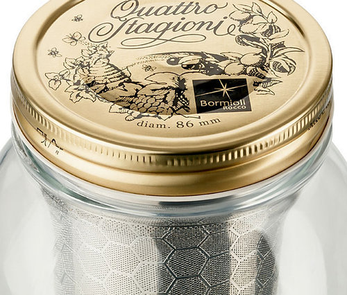 A »BrewJar« Cold Brew készítő üveg részlete fém fedővel.