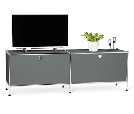 A TV egy szürke, fém TV állványon áll, 2 ajtóval.