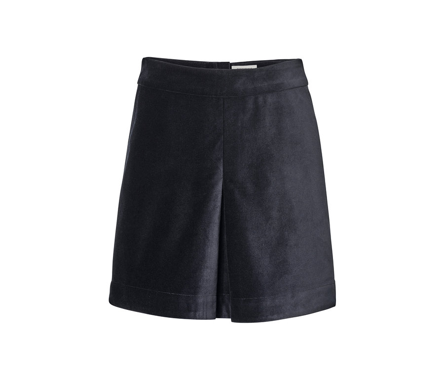 Egy fekete bársony szoknya.