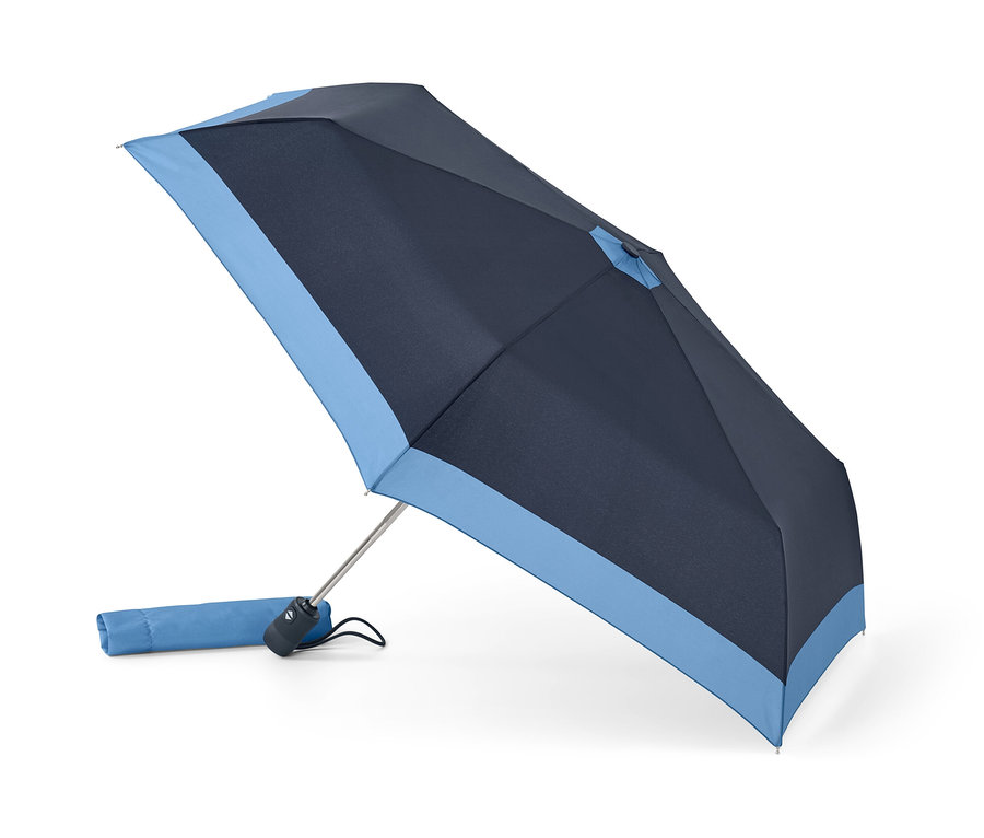 Egy automata táskaesernyő kinyitva, tokkal, sötétkék és világoskék színben.