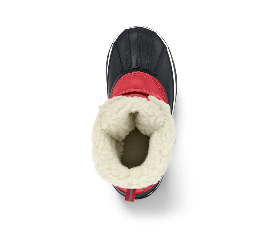 Egy piros gyerekcsizma részlete.