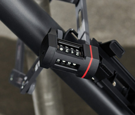 Egy ABUS kerékpárzár van rögzítve egy kerékpárvázra.