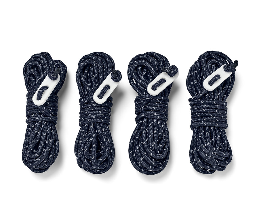 Négy fényvisszaverő feszítőzsinór, összetekerve és megkötve, egymás mellett fekszik fehér háttéren.