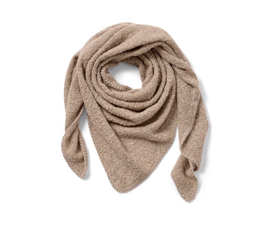 Egy bézs, buklé hatású háromszög alakú sál összehajtva fekszik egy fehér háttéren.