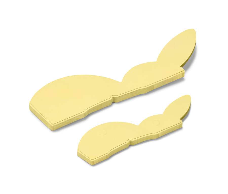 Két papírból készült húsvéti nyuszi fekszik egy fehér háttéren.