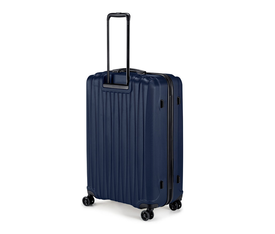 Nagy méretű keményfedeles bőrönd közelről.