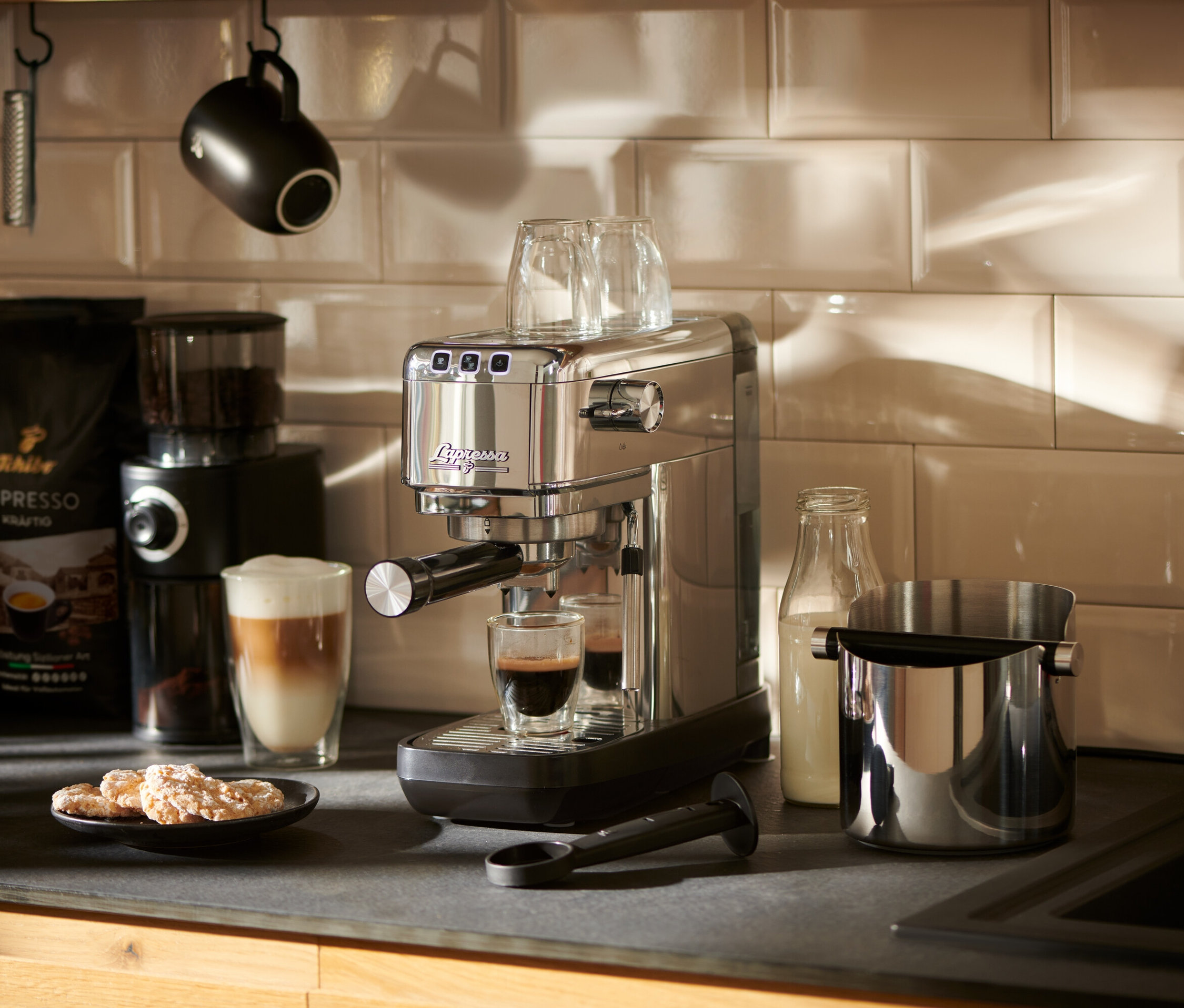 Egy ezüstszínű »Lapressa« karos eszpresszó kávéfőző eszpresszót készít egy pohárba a pulton.