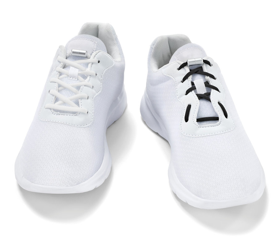 Két fehér tornacipő elasztikus cipőfűzővel.