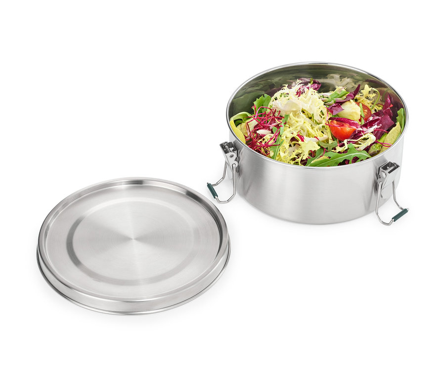 Nyitott nemesacél ételhordó doboz salátával töltve, mellette a fedő.