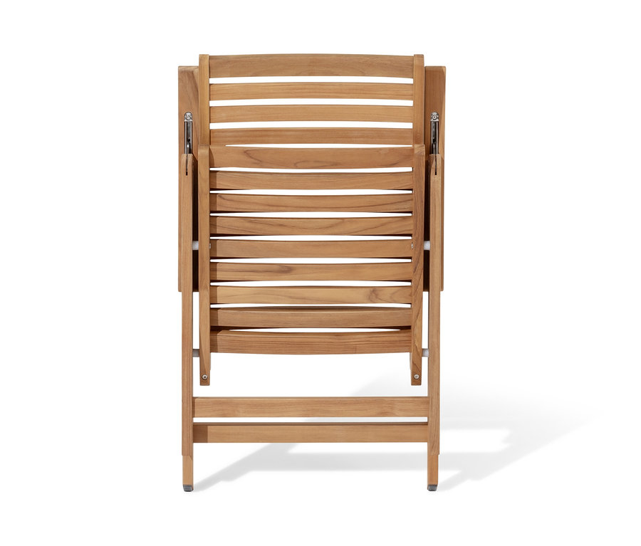 Összecsukott, állítható magas támlás teak szék.
