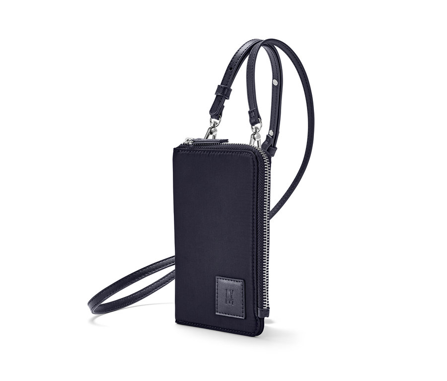 Egy fekete mini oldaltáska pánttal.