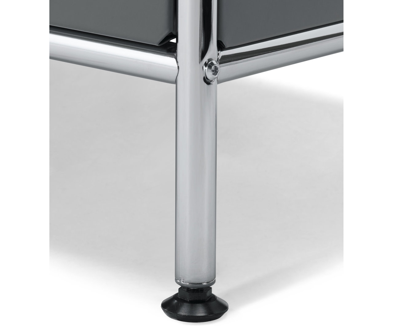 Egy szürke »CN3« komód részlete lenyitható ajtóval, krómozott vázzal és fekete lábakkal.