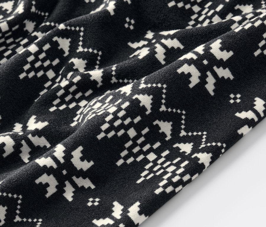 Egy fekete, norvég mintás női leggings részletgazdag képe.