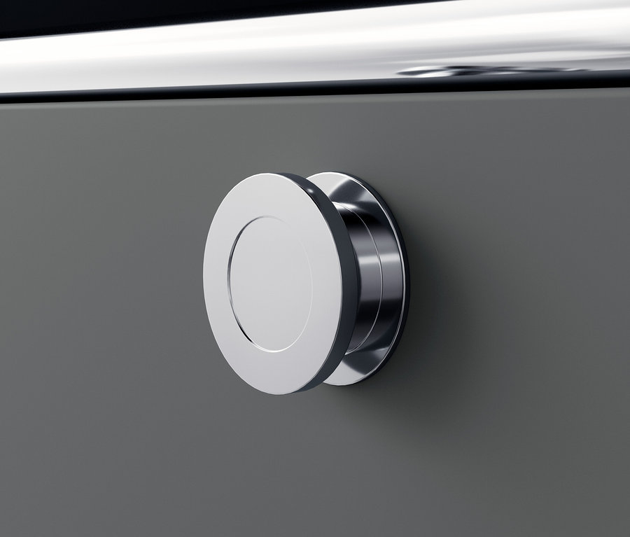 Egy szürke »CN3« fém komód részlete kerek, ezüst fogantyúval.