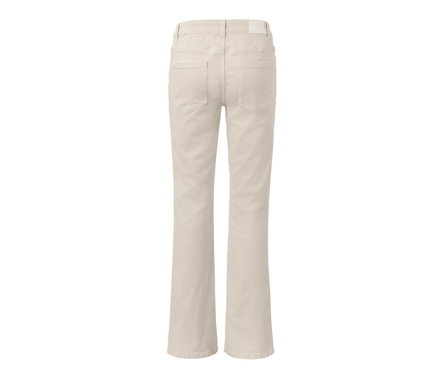 Hátulnézet egy krémszínű, normál derékmagasságú bootcut farmernadrágról.