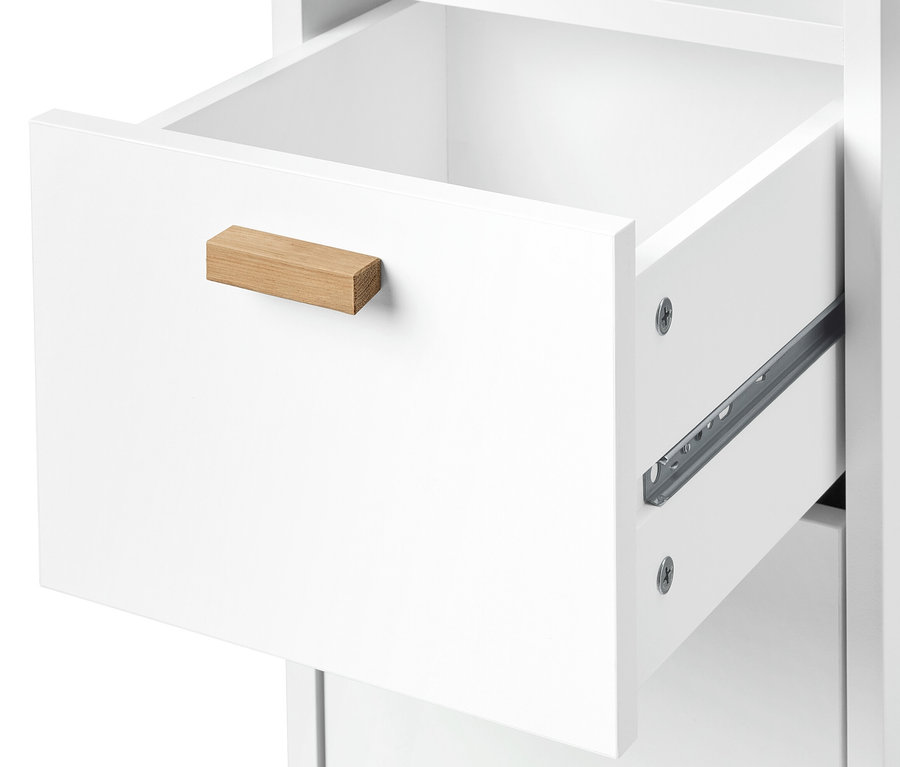 Kép egy fehér, keskeny fürdőszobai magas szekrény nyitott fiókjáról, fa fogantyúval.