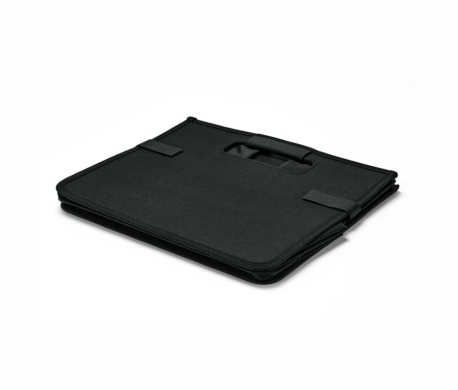 Egy fekete, összehajtható doboz autóba.