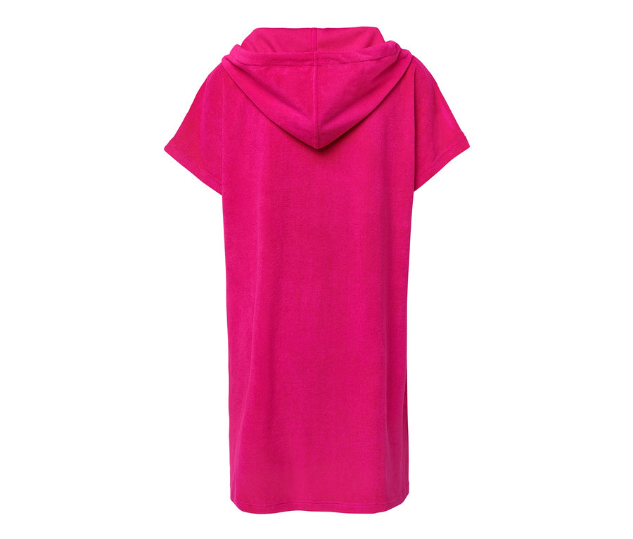 Hátulnézet egy rózsaszín frottír strandruháról kapucnival.