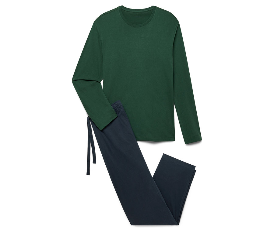 Egy zöld, hosszú ujjú póló és egy sötétkék nadrág fekszik egy fehér háttéren.