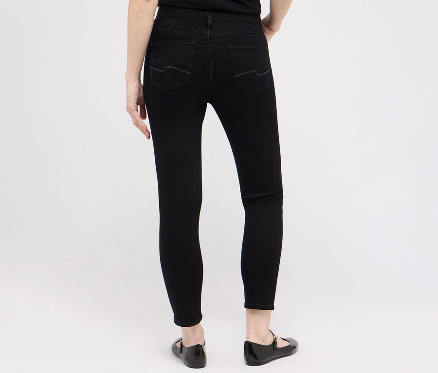 Hátulnézet egy fekete Angels »Ornella sporty« farmernadrágot és fekete cipőt viselő nőről.