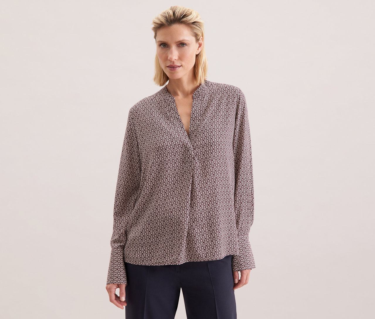 Nő visel egy ekrü-bordó mintás Seidensticker tunikát viszkózból.
