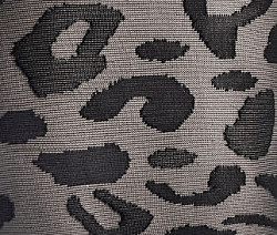 Közeli kép egy fekete leopárdmintás női harisnyáról.