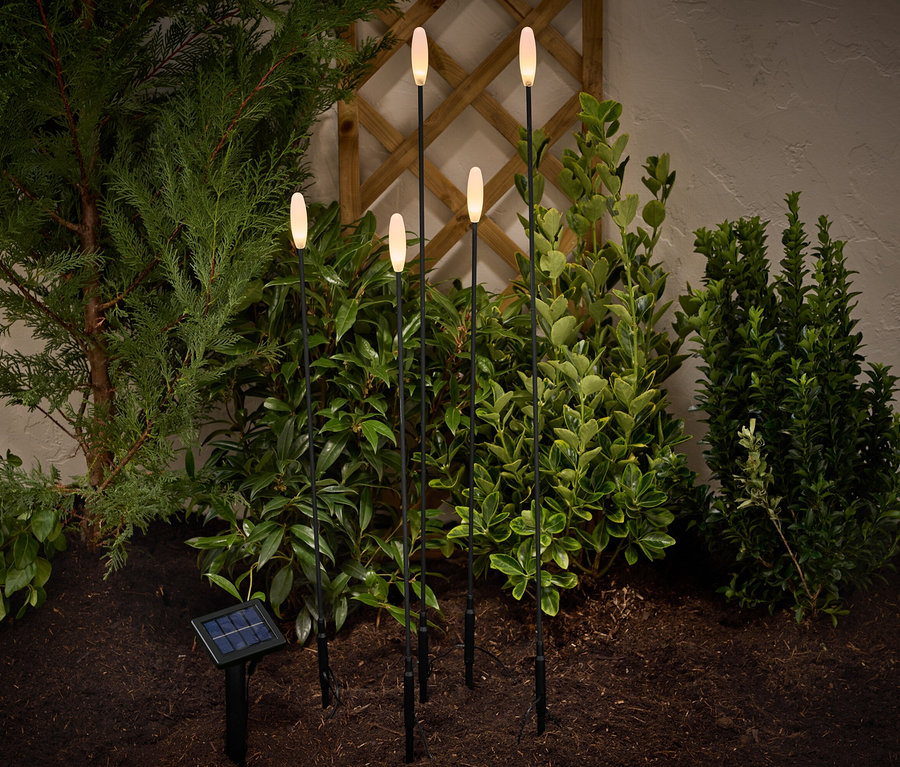 A kertben 5 db LED-es szolár nyárs van.