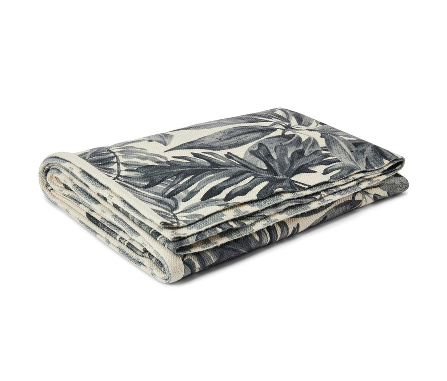 Összehajtott, levélmintás kültéri megfordítható szőnyeg, kb. 250 x 180 cm.