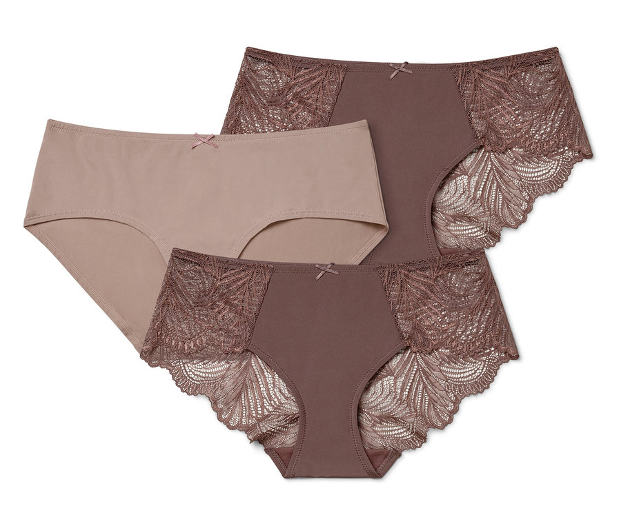 Három női alsónemű fekszik egymáson. Az egyik bézs, kettő barna csipkével.