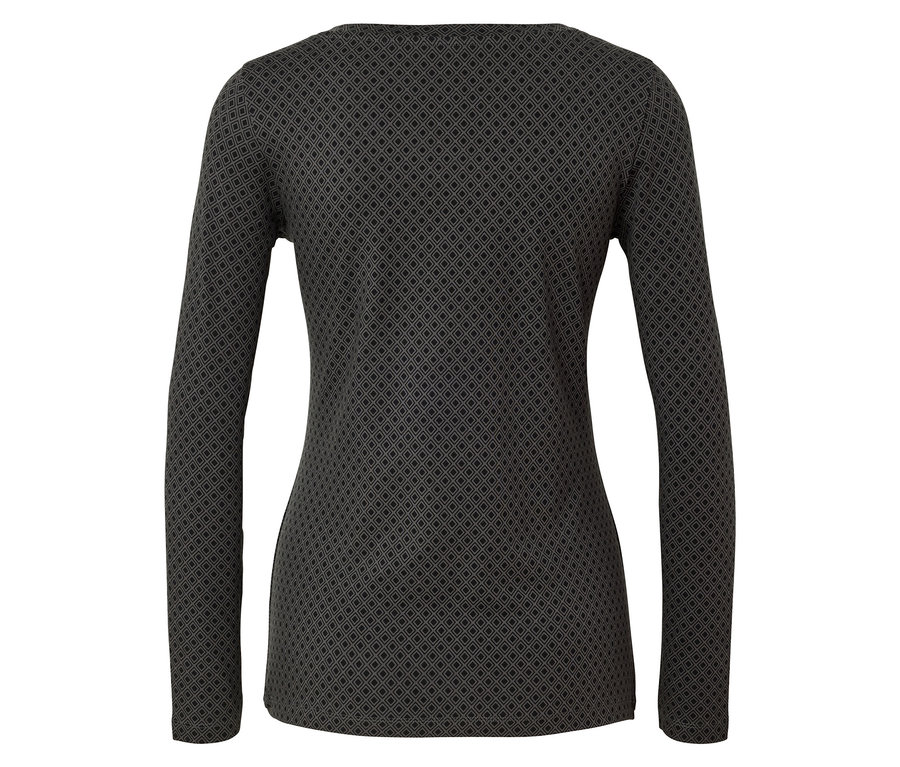 Hátulnézet egy női hosszú ujjú blúzról, geometrikus mintával.