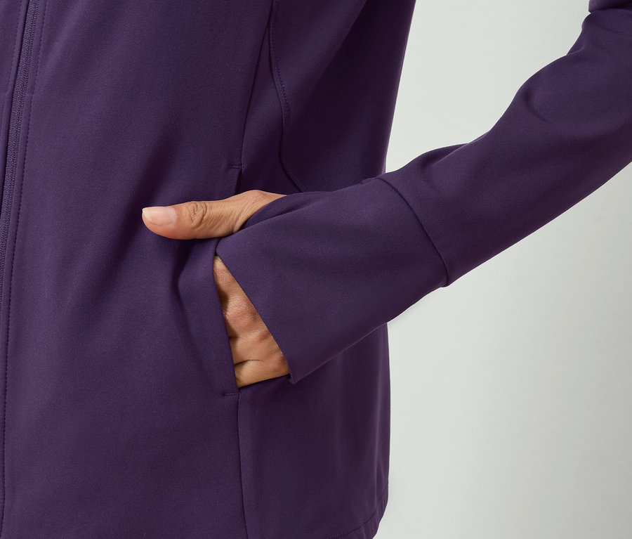 Kéz egy lila kabát zsebében.