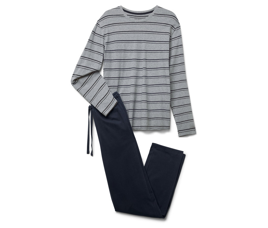 Csíkos szürke, hosszú ujjú pizsama és sötétkék pizsama alsó húzózsinórral.