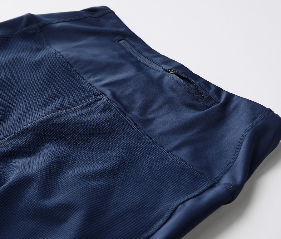 Egy 3/4-es túranadrág közeli képe cipzáras zsebbel.