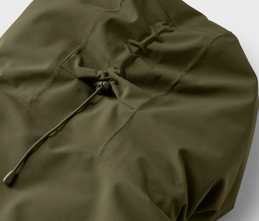Egy olívazöld kabát kapucnijának részlete húzózsinórral.