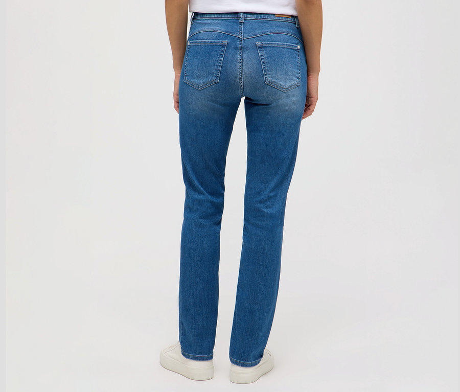 Hátulnézet egy nőről, aki Angels »Cici Push-Up« slim fit farmernadrágot és fehér tornacipőt visel.