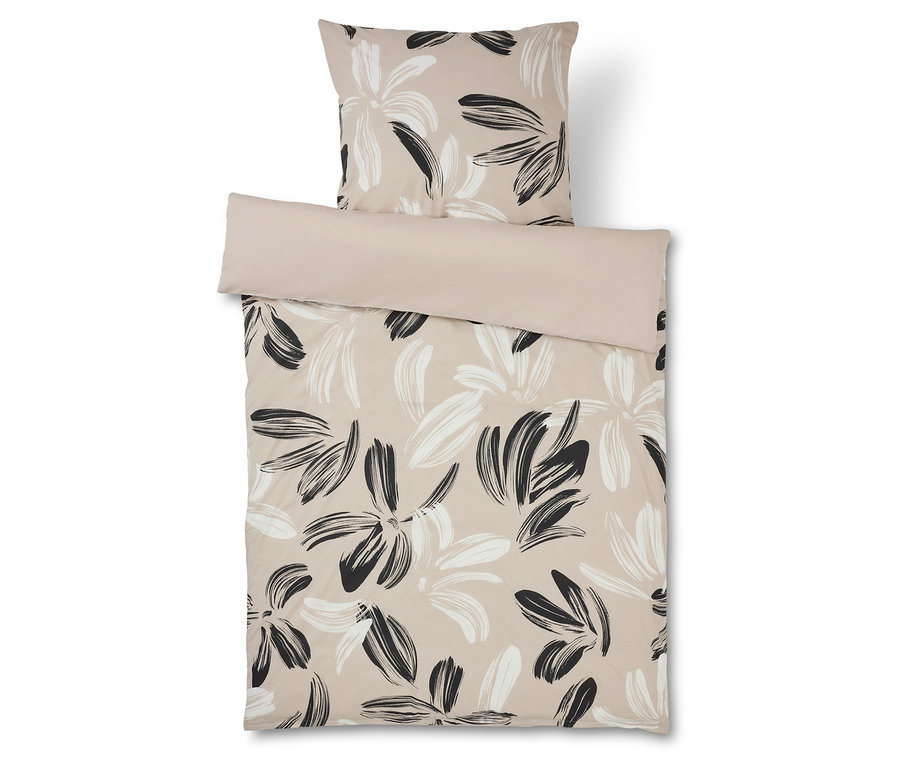 Virágmintás ágynemű bézs és fekete színben, hozzáillő párnahuzattal.