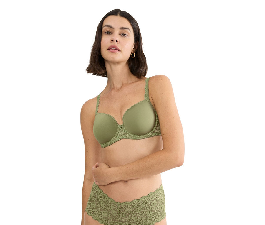 Nő olívazöld csipkés szegélyű melltartót és hozzáillő fehérneműt visel.