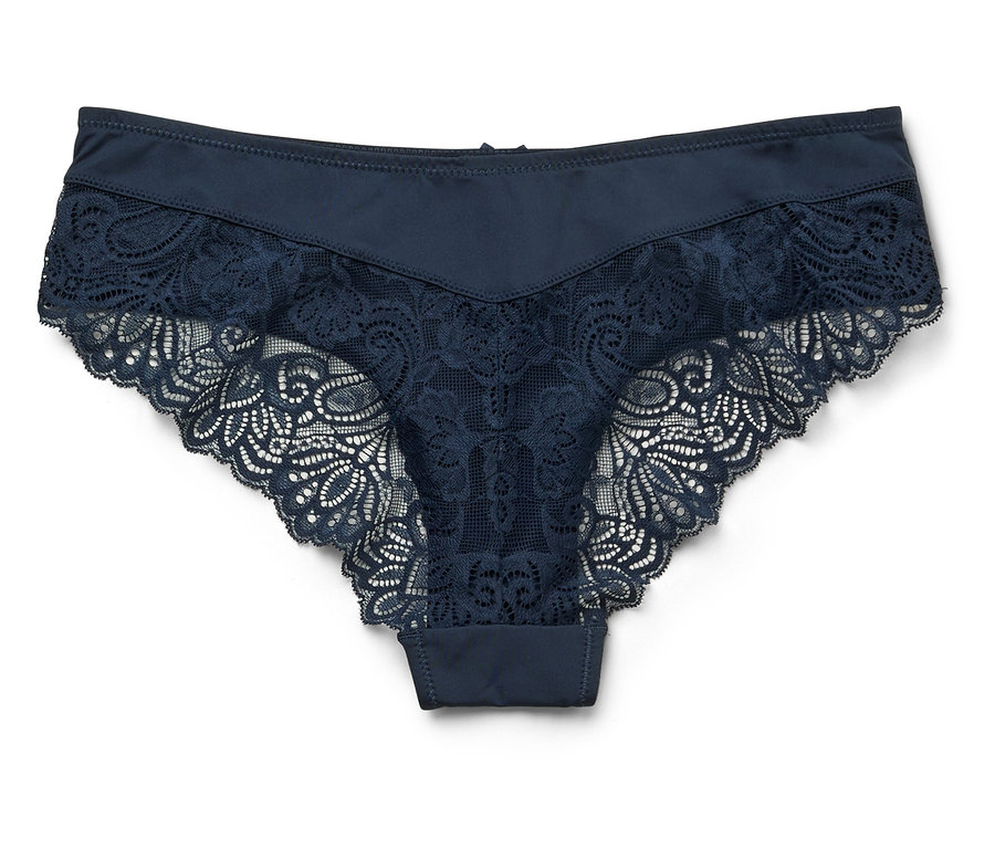 Tengerészkék csipkés női alsónemű fehér háttéren.