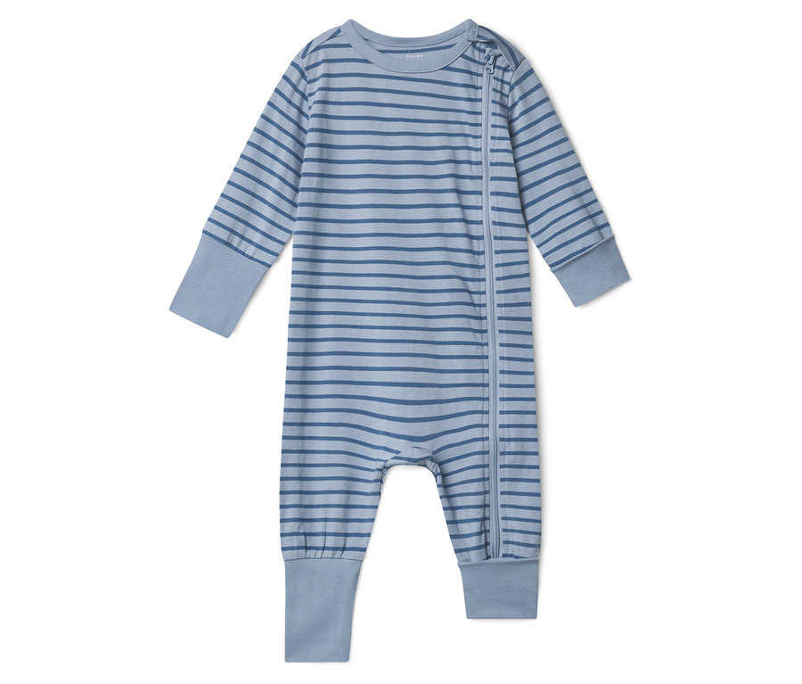 Egy kék csíkos, végig cipzáras baba hálóruha fekszik egy fehér háttéren.