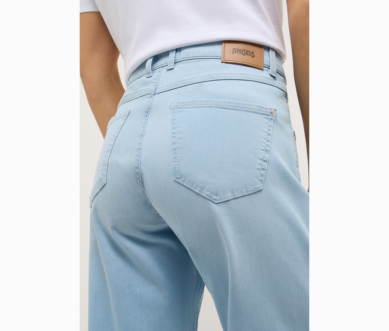 Egy nő hátulról készült közeli képe, aki világoskék Angels Denim »Liz Modern« bőszárú farmert visel.